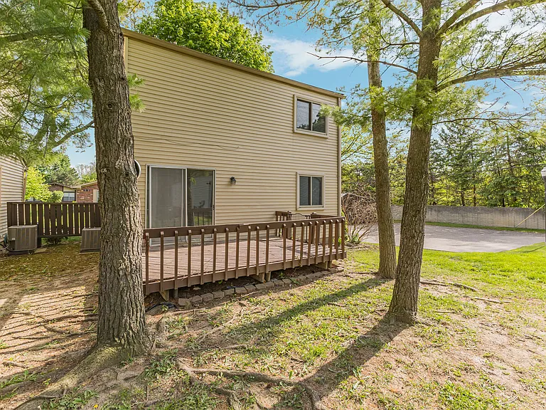 2907 Roundtree Dr — Photo 32