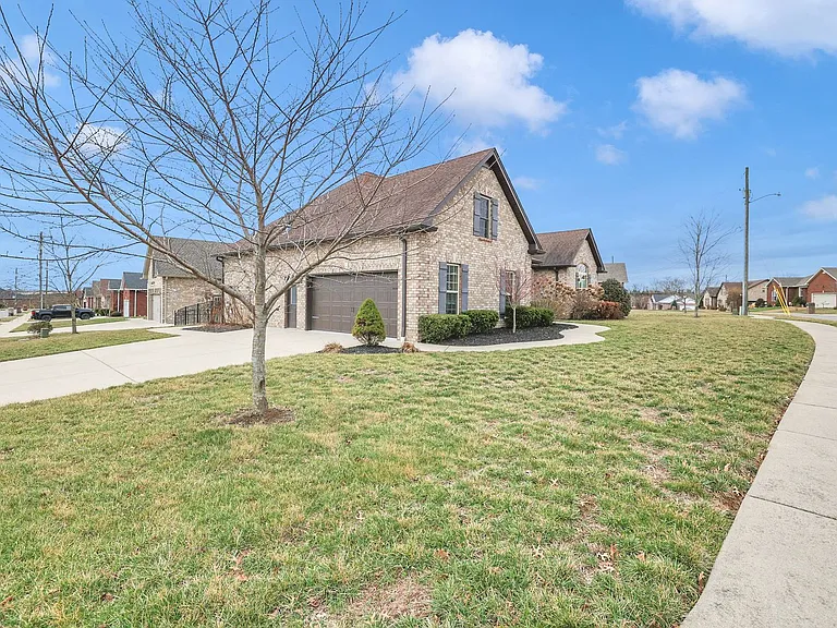 402 Lucy Cir — Photo 1