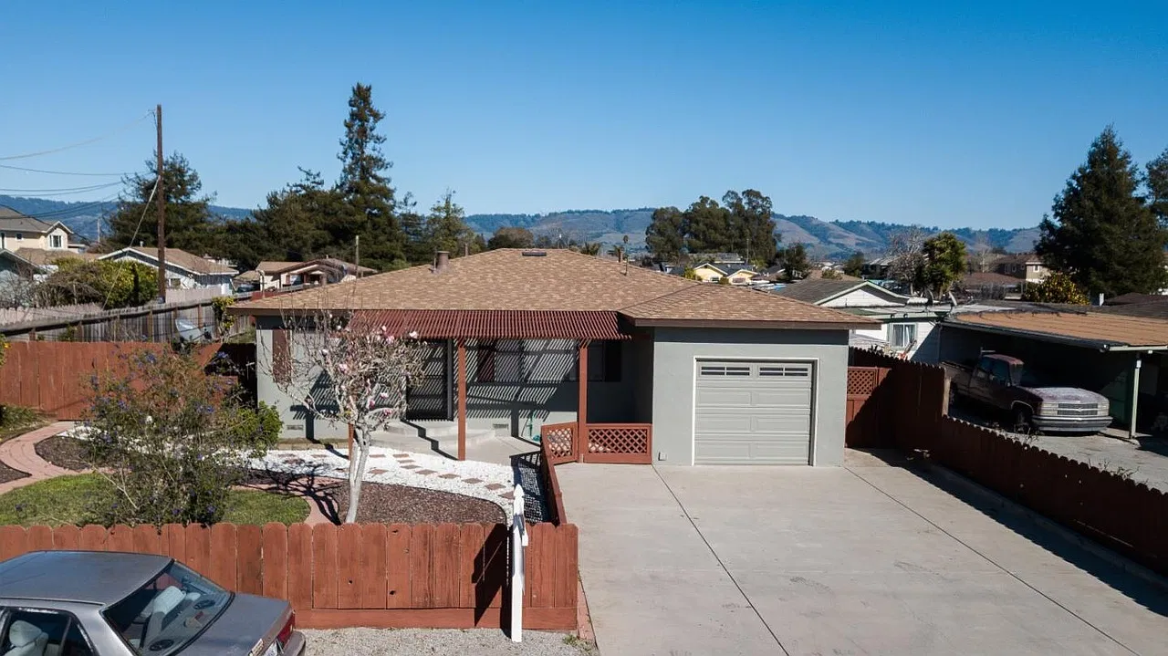 3 bed, 1223 sqft, $4,302 — Photo 1