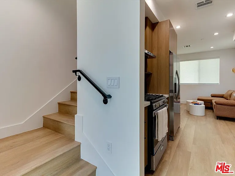 2815 S Redondo Blvd — Photo 3