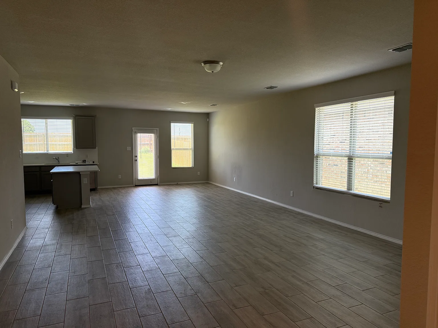 3 bed, 1717 sqft, $2,000 — Photo 4