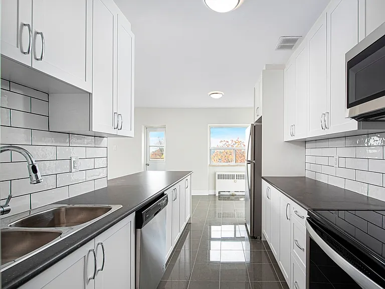 50 Adelaide Ave E #E — Photo 1