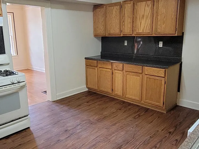 2440 Laurel St — Photo 6