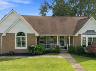 71 Sandhurst Ln, Williamsville, NY 14221
