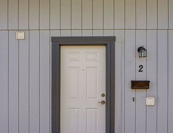 3rd image of 1830 W Maxwell Ave