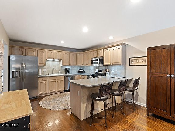 3rd image of 28 Hickory Ln