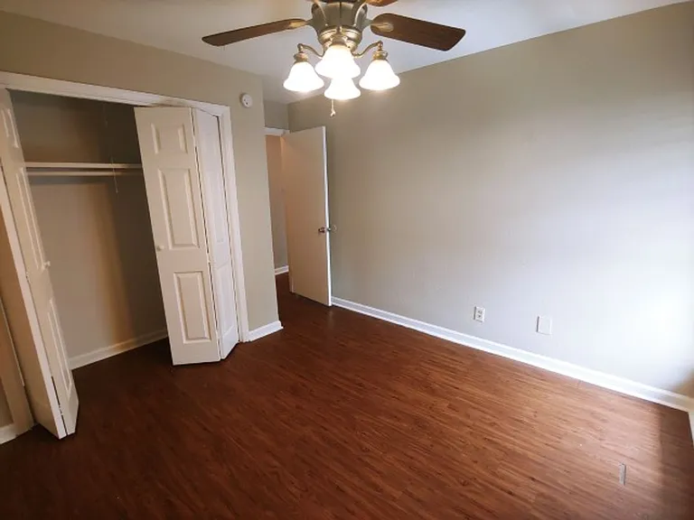 Barton Oaks Apartments — Photo 16