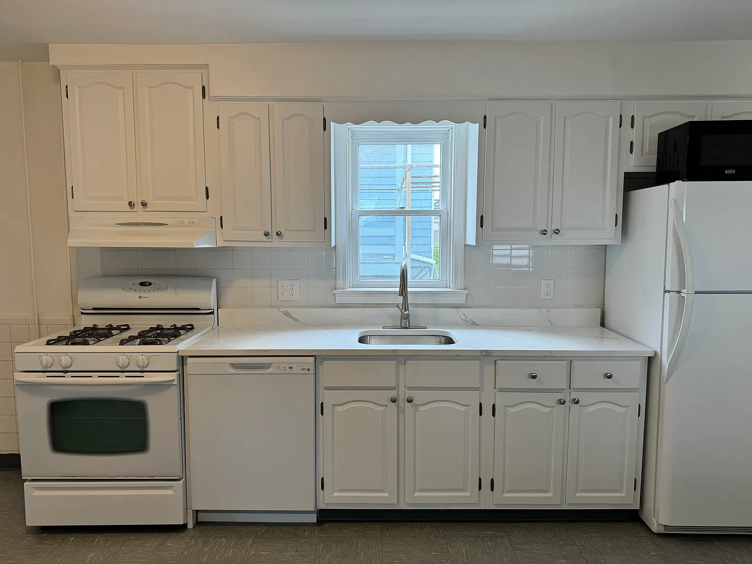 2 bed, 1028 sqft, $3,700 — Photo 4