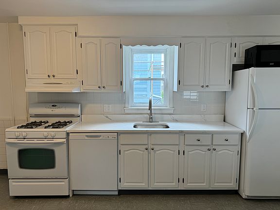 4th image of 10 Lexington St