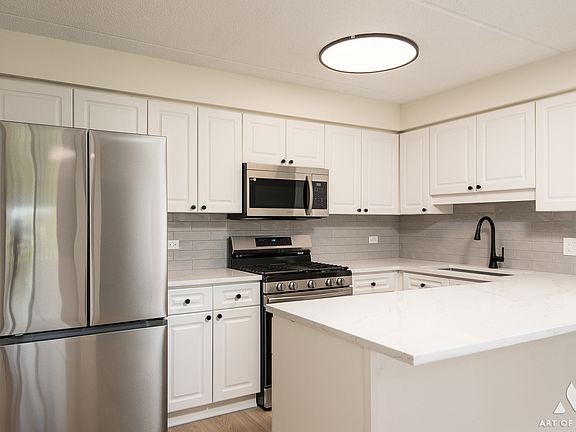 5th image of 3940 W Bryn Mawr Ave APT 403
