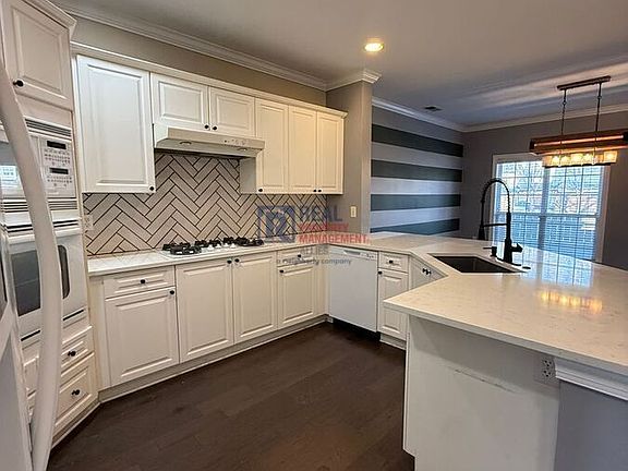 5th image of 6003 Lexington Dr