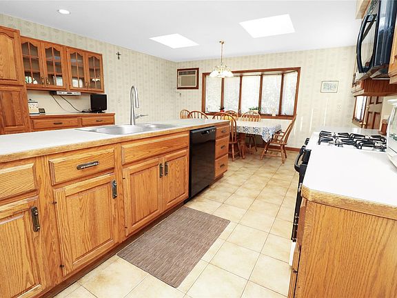 5th image of 8 Birchwood Dr S