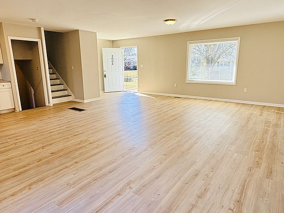 5th image of 2004 Chambers Dr NE