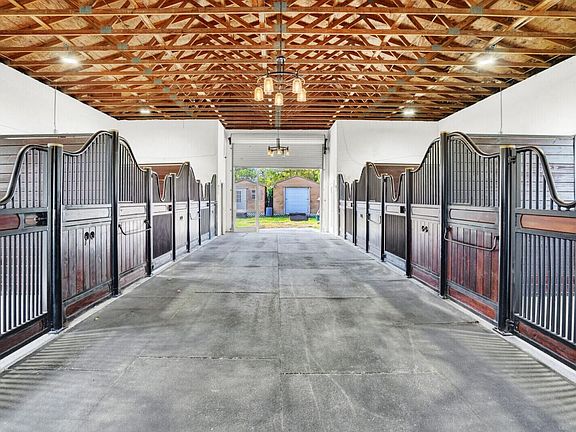 4th image of 11231 Ira Ln
