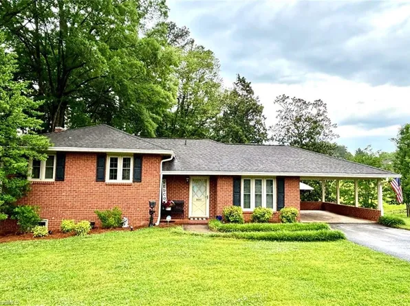 831 Sunset Dr, Pilot Mtn, NC 27041