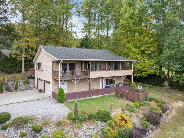 81 Chestnut Ln, Hendersonville, NC 28792