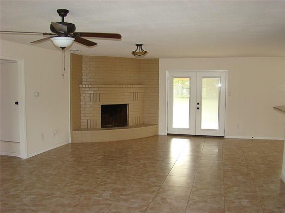 2nd image of 900 Holmes Dr