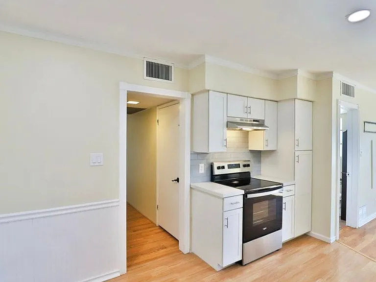 2421 W Anderson Ave — Photo 5