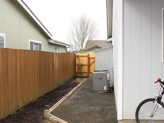 4th image of 948 Lanai St SE