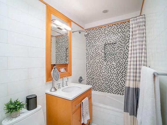 4th image of 1050 Jackson Ave APT 4E