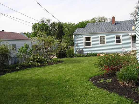 veiw from back yard shows doesnt do the yard justice looks much nicer in perso