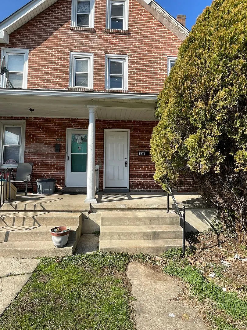 Beautifully Renovated 3-Bedroom Twin in a Desirable Clifton Heights Neighborhood! — Photo 1