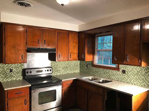 2nd image of 924 Lucas Ln