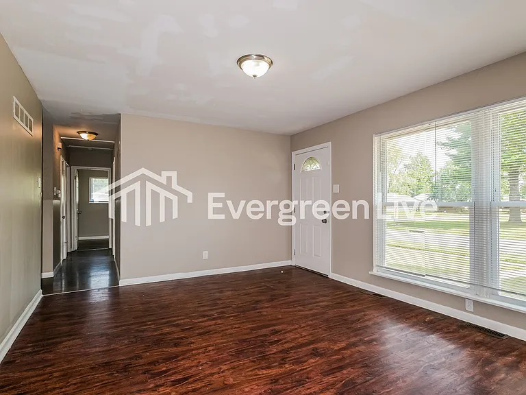 2435 Orleans Ln — Photo 3