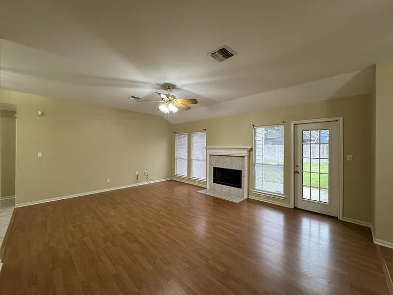 304 Ashland Crk — Photo 2