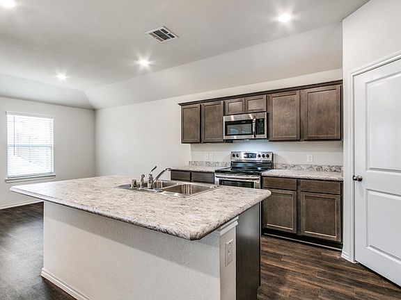 4th image of 3621 Doris Dr