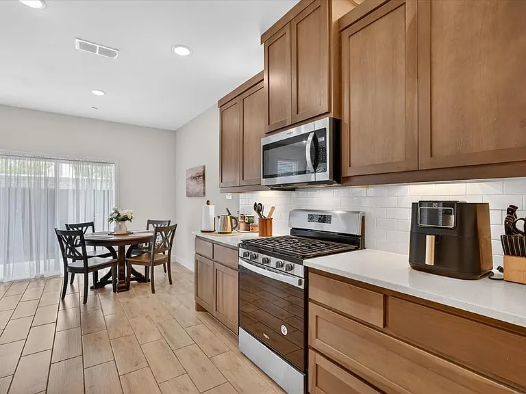 984 Emil Pl — Photo 2