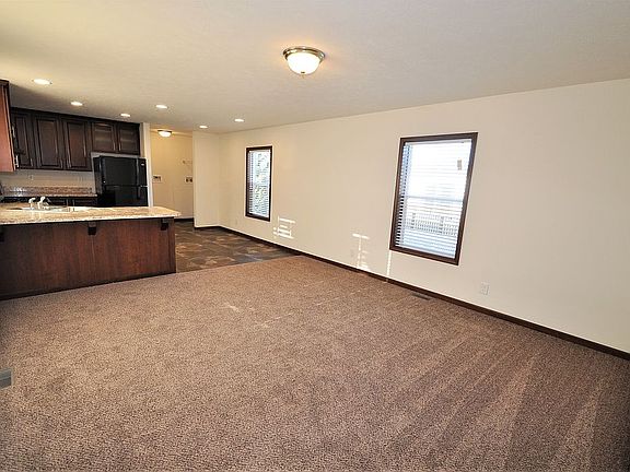 3rd image of 655 Aspen Grv