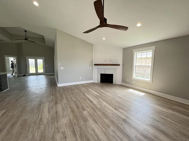 4840 McCall Ln — Photo 5