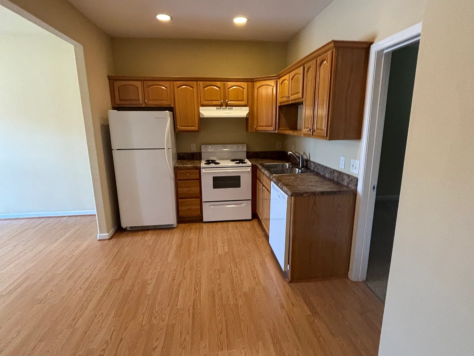 2 bed, 1050 sqft, $1,250 — Photo 4