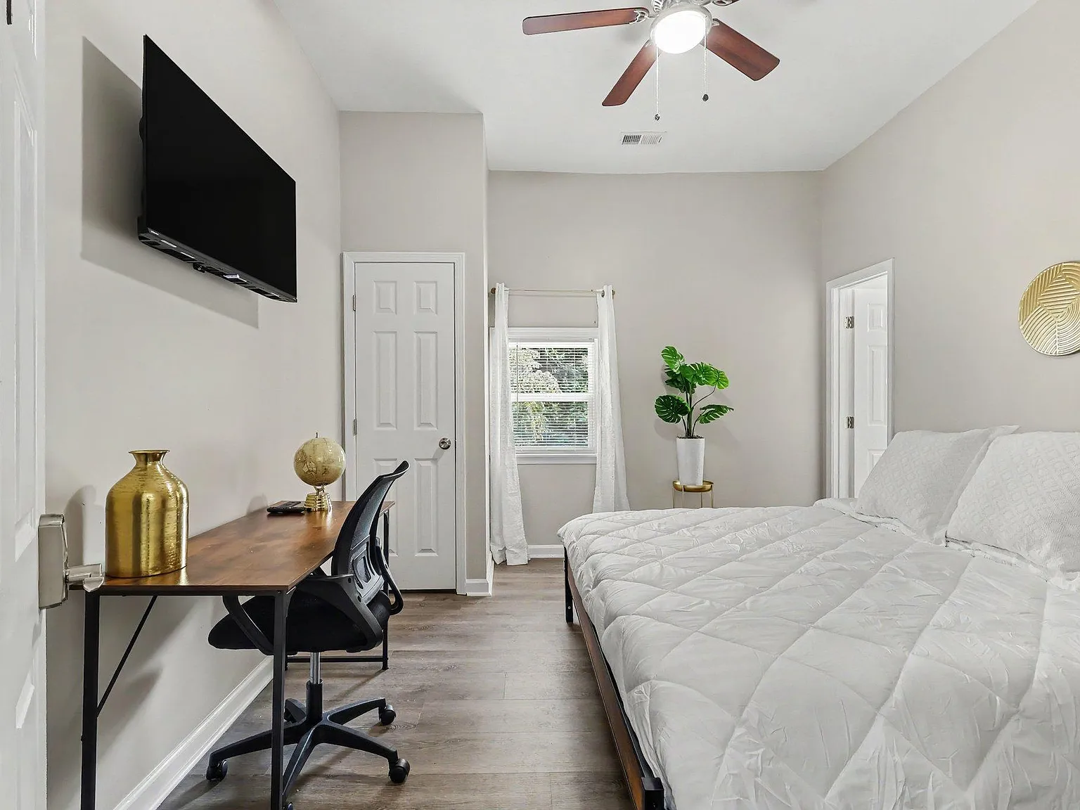4 bed, 5.0 bath, 1600 sqft, $1,183 — Photo 1