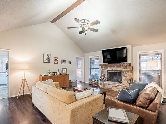 4th image of 3703 Oakmont Dr