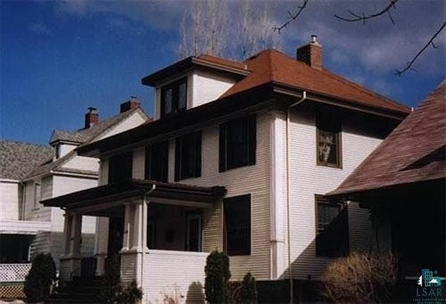 2nd image of 2118-2120 E 2nd St