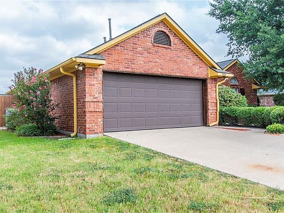 2nd image of 1804 La Fontaine Ln