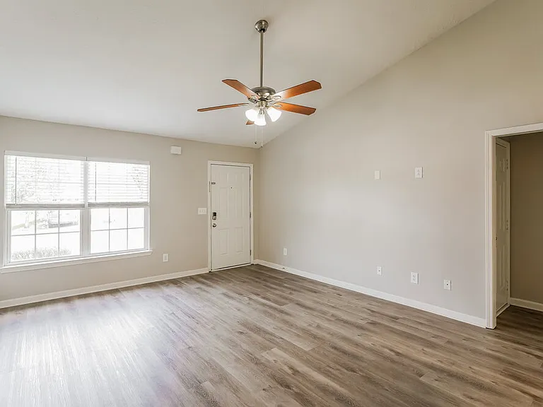 913 Birchmill Point S — Photo 4