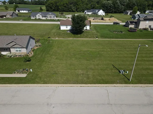 48 Parkview Dr, Eureka, IL 61530