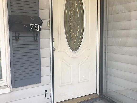 2nd image of 921 Vicki Ln