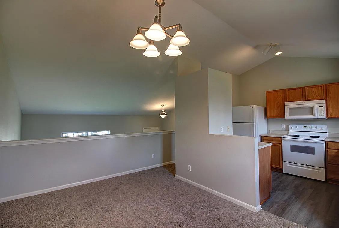3 bed, 1274 sqft, $1,900 — Photo 3