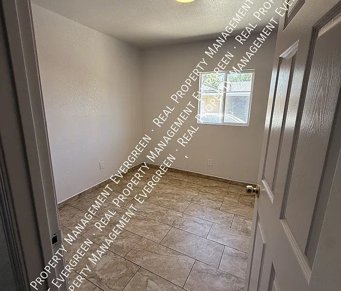 168 N F St — Photo 4