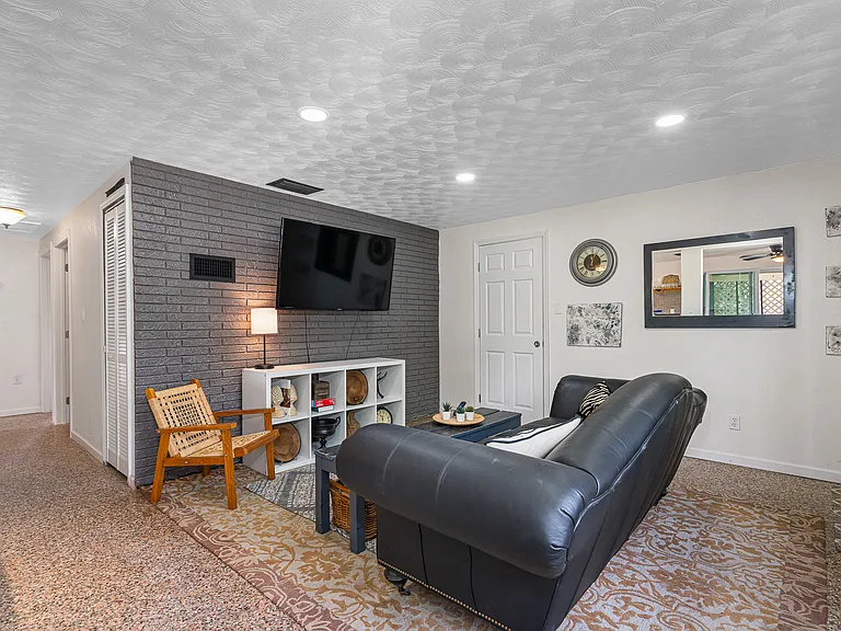 E Grove St — Photo 3