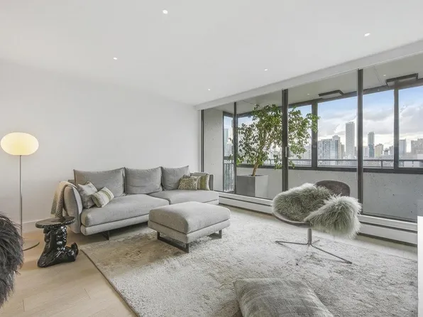 1725 Pendrell St #1806, Vancouver, BC V6G 2X7