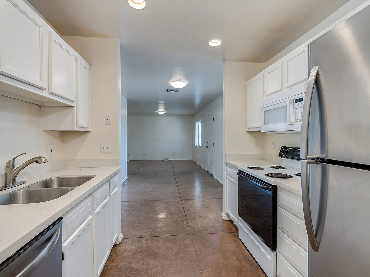 3 bed, 1090 sqft, $1,795 — Photo 1