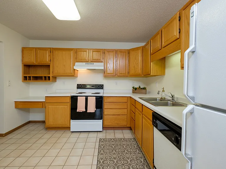 Pinehurst Apartments | 2 Bedroom Plan I | Kitchen | Dining