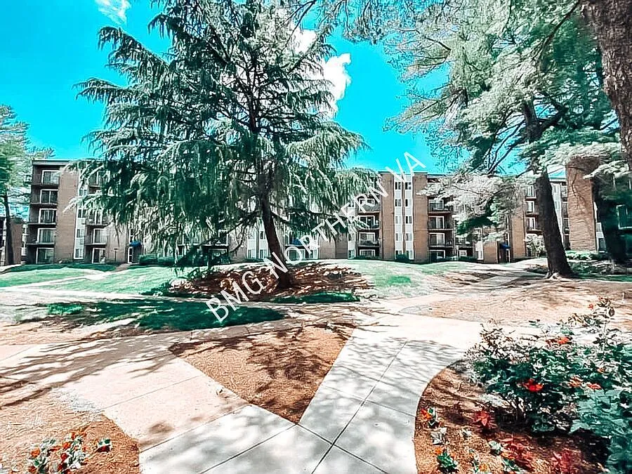 Charming And Well-Maintained 2 Bedroom 2 Bathroom Mid-Rise Condo In Popular EOS-21 / West End wit... — Photo 2