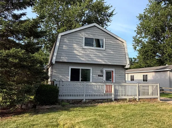 6798 Saline Dr, Waterford, MI 48329