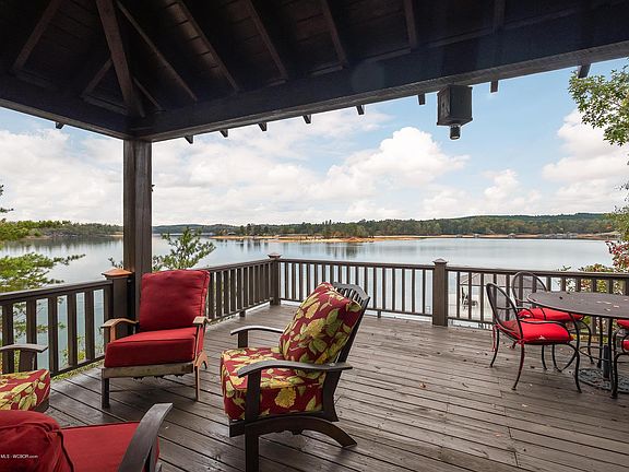 Image 4: Lakeside Deck